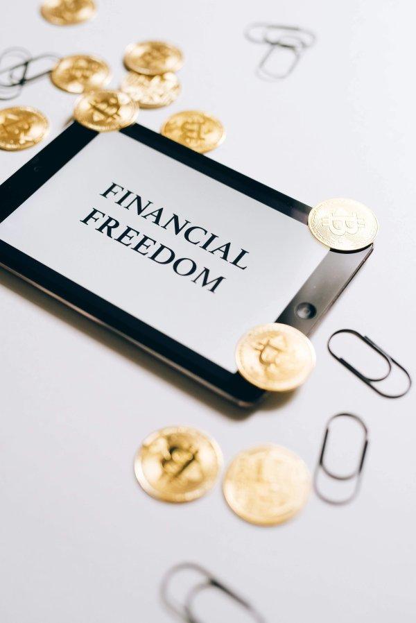 imtoken官网登录 如何分析股市中的行业趋势？这些行业趋势如何引导投资方向？